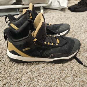 Stylish Athletic Shoes in Black and Tan